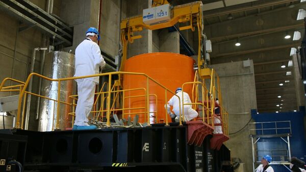 Транспортировка контейнеров для радиоактивного топлива на Игналинской АЭС - Sputnik Литва