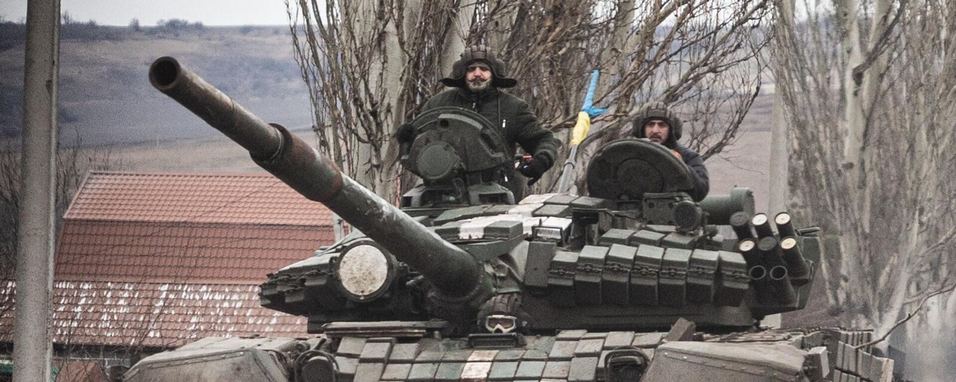 Украинские военные на танке Т-72 на окраине Бахмута - Sputnik Литва, 1920, 27.12.2022