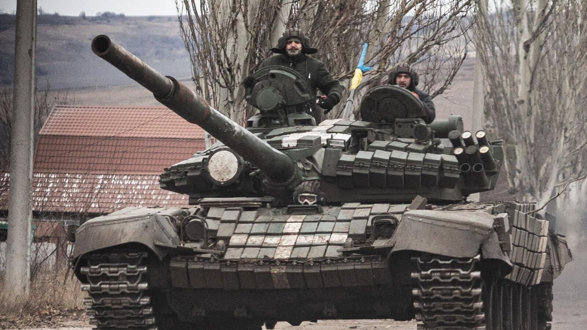 Украинские военные на танке Т-72 на окраине Бахмута - Sputnik Литва, 1920, 27.12.2022