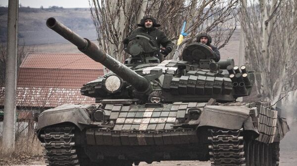Украинские военные на танке Т-72 на окраине Бахмута - Sputnik Литва