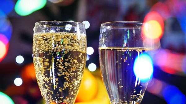 Шампанское на новогоднем столе - Sputnik Литва