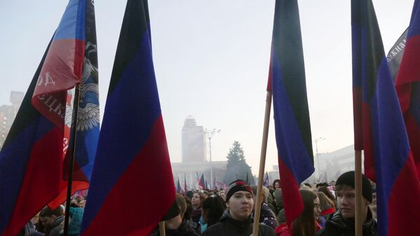 Молодежь с флагами ДНР на площади имени Ленина в Донецке - Sputnik Литва