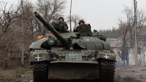 Украинские военные на танке - Sputnik Литва