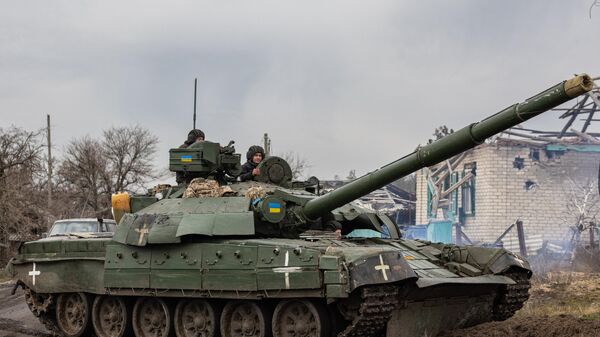 Украинские военные на танке - Sputnik Литва