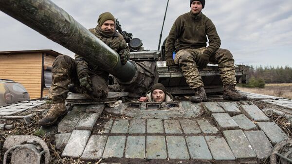 Украинские военные на танке Т-80 - Sputnik Литва
