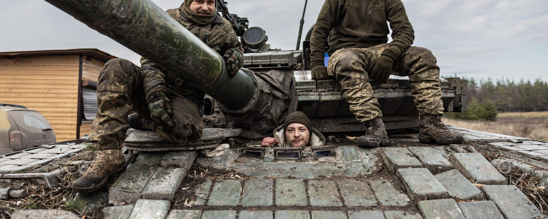 Украинские военные на танке Т-80 - Sputnik Литва, 1920, 27.01.2023