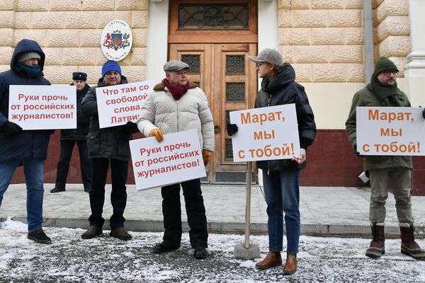 Участники акции вышли с плакатами &quot;Руки прочь от российских журналистов&quot;, &quot;Марат, мы с тобой!&quot;, &quot;Хватит травить журналистов!&quot;, &quot;Что там со свободой слова, Латвия?&quot; и другими. - Sputnik Литва
