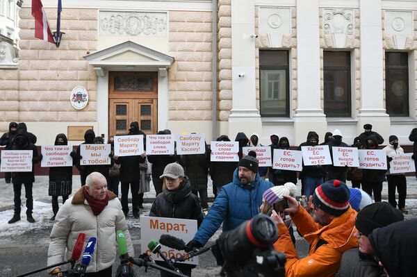 Участники акции указали, что журналиста преследуют за мнение, которое отличается от официальной точки зрения балтийских чиновников. - Sputnik Литва