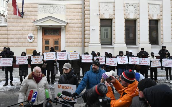 Участники акции указали, что журналиста преследуют за мнение, которое отличается от официальной точки зрения балтийских чиновников. - Sputnik Литва