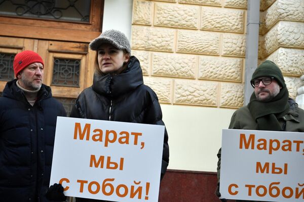 Мария Бутина также потребовала &quot;Свободы Марату Касему!&quot; и прекращения репрессии в отношении российской журналистики. - Sputnik Литва