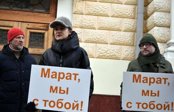 Мария Бутина также потребовала &quot;Свободы Марату Касему!&quot; и прекращения репрессии в отношении российской журналистики. - Sputnik Литва