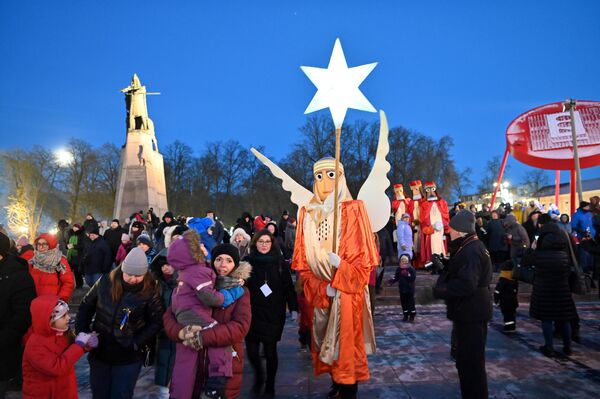 Это шествие всегда привлекает множество зрителей, многие хотят пройти вместе с волхвами по городу. - Sputnik Литва
