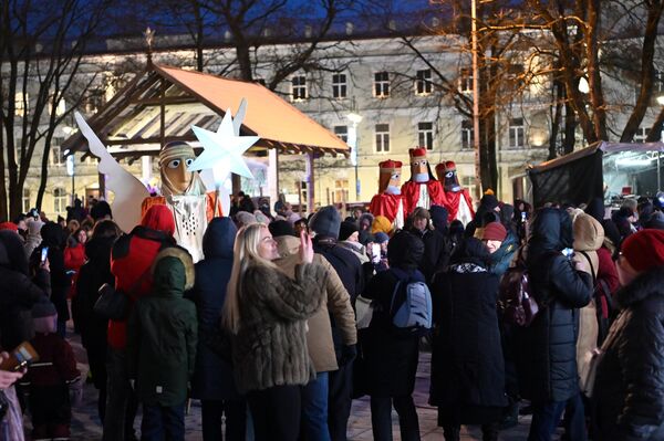 На Кафедральной площади было разыграно театрализованное представление, во время которого три Короля преподнесли младенцу Иисусу дары. - Sputnik Литва