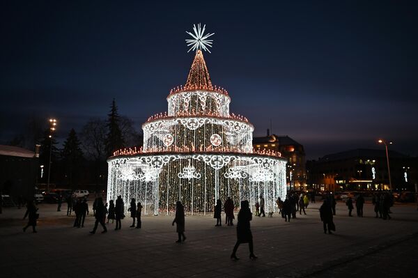 В этом году организаторы праздника пригласили не только проститься с рождественскими елками, но и отметить предстоящее 700-летие Вильнюса. - Sputnik Литва