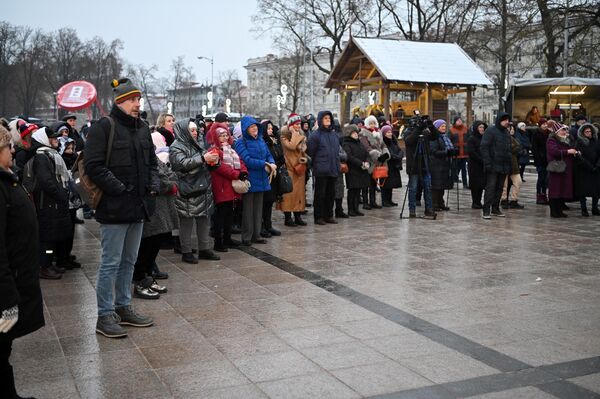 Несмотря на морозную погоду, на праздничное мероприятие пришло немало людей. - Sputnik Литва
