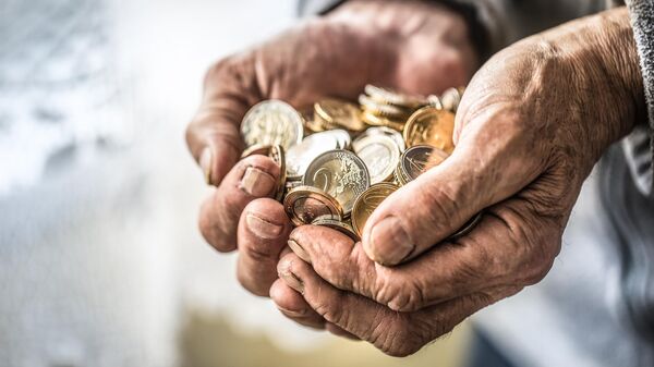 Руки пожилого мужчины с деньгами, архивное фото - Sputnik Литва