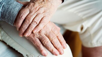 Руки пожилого мужчины, архивное фото