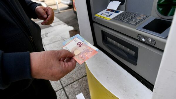 Банкноты евро в банкомате, архивное фото - Sputnik Литва