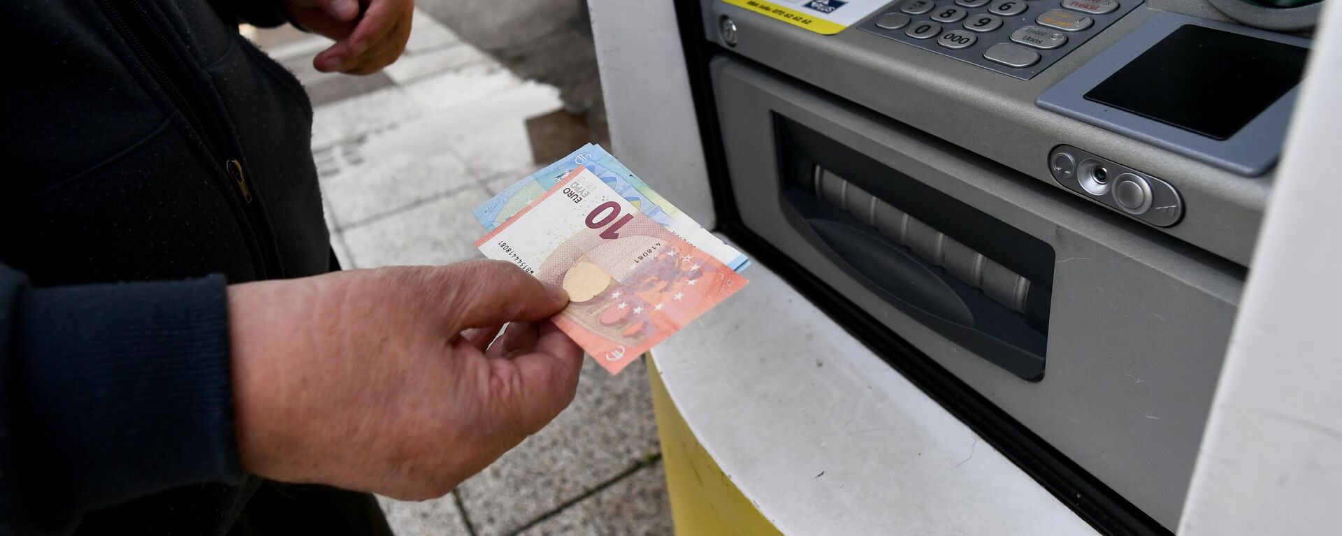 Банкноты евро в банкомате, архивное фото - Sputnik Литва, 1920, 29.09.2025