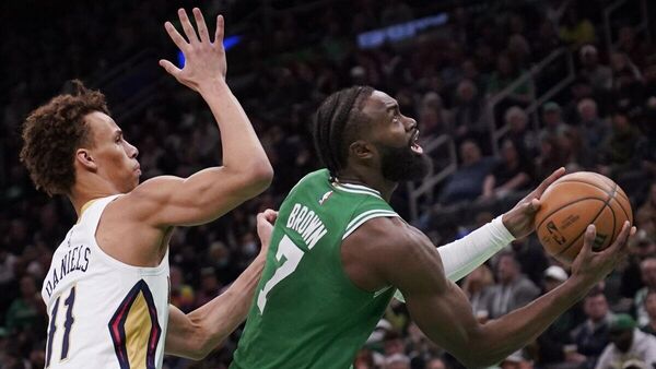Баскетболисты New Orleans Pelicans играют в матче НБА против Boston Celtics, 12 января 2023 года - Sputnik Литва