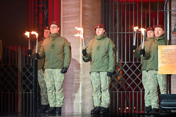 Главный костер напротив здания Сейма зажгли курсанты военного училища. - Sputnik Литва
