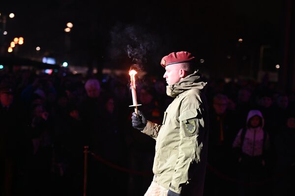 На фото: курсант со свечей.   - Sputnik Литва