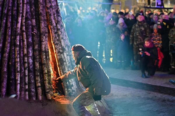 Зажжение костров является традицией для ежегодной памятной акции. - Sputnik Литва