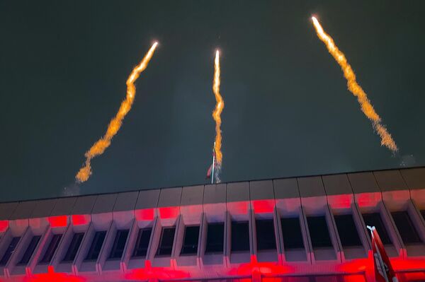 Над зданием Сейма запустили фейерверки. - Sputnik Литва