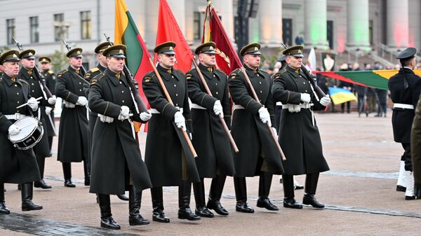 Церемония поднятия флага на площади Независимости в Вильнюсе в память о событиях 13 января 1991 года - Sputnik Литва