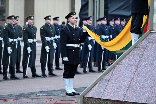 В пятницу на площади Независимости состоялась церемония поднятия государственного флага. - Sputnik Литва