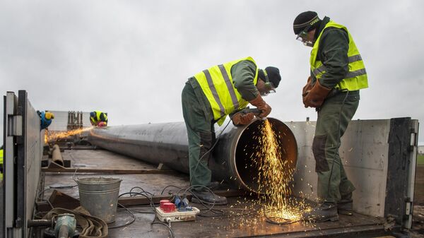 Рабочие на месте поврежденного газопровода возле села Валакеляй на севере Литвы где произошел мощный взрыв газопровода - Sputnik Литва