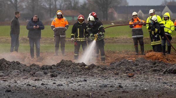 Рабочие на месте поврежденного газопровода возле села Валакеляй на севере Литвы, где произошел мощный взрыв газопровода - Sputnik Литва