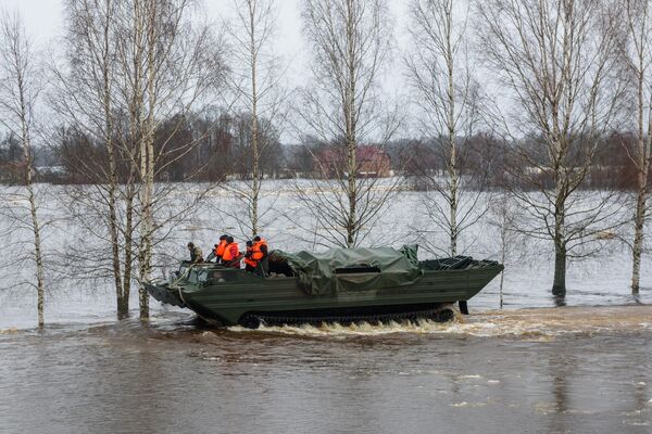 На фото: солдаты на военной амфибии в затопленных районах. - Sputnik Литва