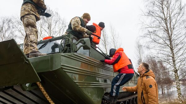 Солдаты на военной амфибии в затопленных районах Екабпилса - Sputnik Литва