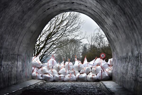 На фото: баррикады в тоннеле для защиты от наводнения в Екабпилсе. - Sputnik Литва