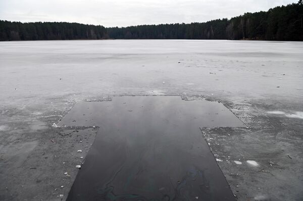В четверг, 19 января, в Вильнюсе на озере Бальджю состоялись традиционные крещенские купания. - Sputnik Литва