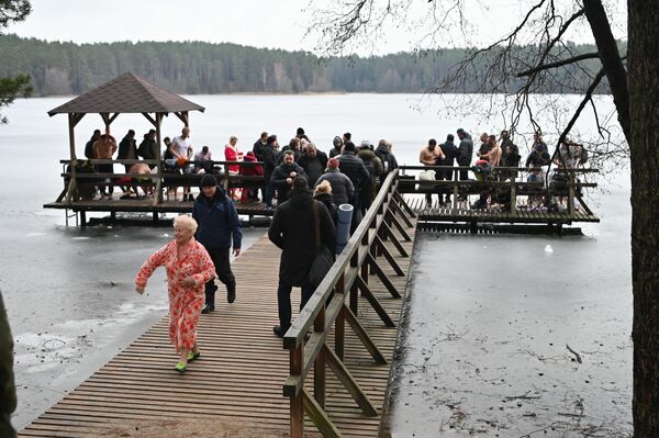 Люди в течение нескольких часов подъезжали к месту крещенского купания. - Sputnik Литва