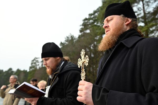 На фото: священники читают молитву.  - Sputnik Литва