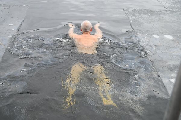На фото: верующие, купающиеся на Крещение. - Sputnik Литва