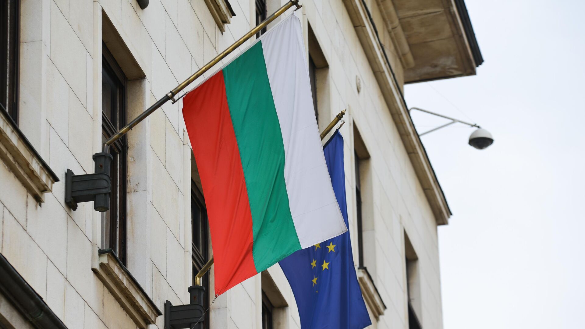 Флаги Болгарии и Европейского союза на здании в Софии, архивное фото - Sputnik Литва, 1920, 21.01.2023