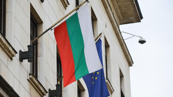 Флаги Болгарии и Европейского союза на здании в Софии, архивное фото - Sputnik Литва
