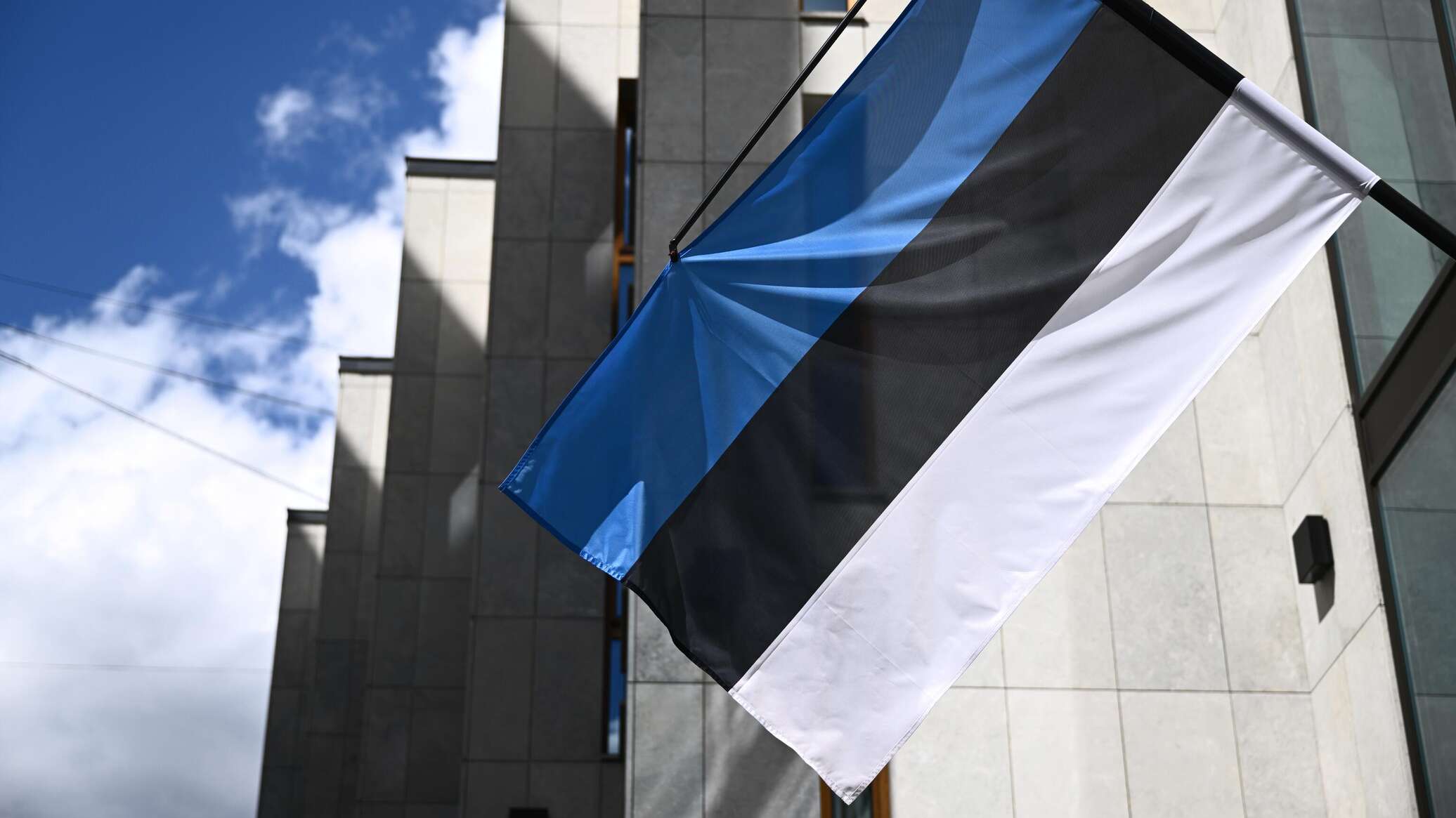 Эстония планирует. МИД Эстонии здание. Флаг Эстонии. Здание Евросоюза. Флаг Эстонии на здании.