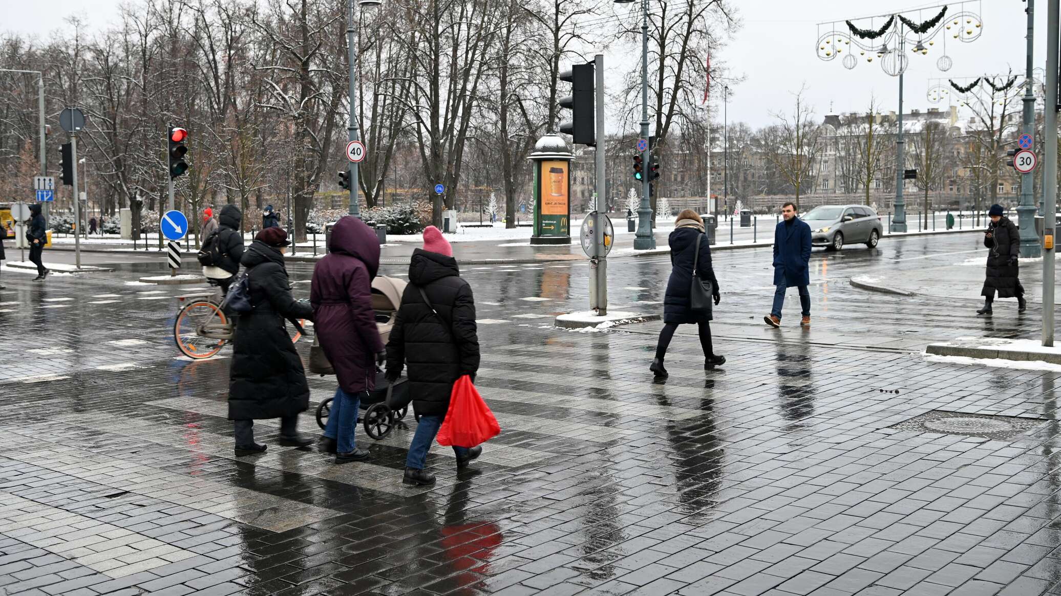 Переход литва. Пешеходный переход. Люди на пешеходном переходе. Литва жители. Пешеходный переход 2023.