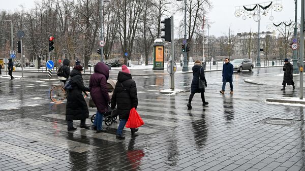 Люди на пешеходном переходе в Вильнюсе - Sputnik Литва