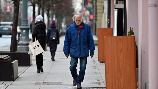 Пожилой мужчина на улице Вильнюса - Sputnik Литва