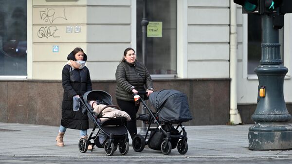 Женщины с колясками на улице Вильнюса - Sputnik Литва