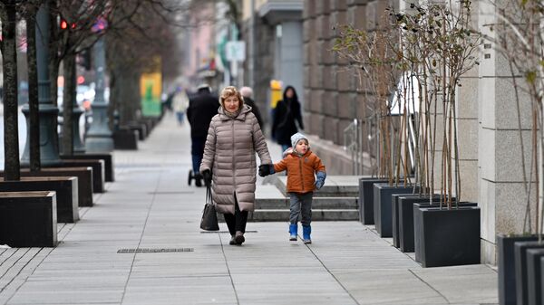Женщина с ребенком на улице Вильнюса - Sputnik Литва