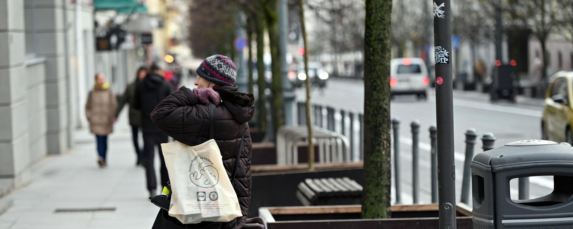 Пожилой человек на улице в Вильнюсе - Sputnik Литва, 1920, 18.12.2025