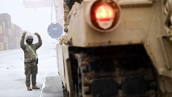 Солдат американской армии рядом с танком M1A2 Abrams - Sputnik Литва