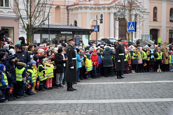 В мероприятии приняли участие представители Вильнюсского самоуправления, почетные горожане и школьники. - Sputnik Литва